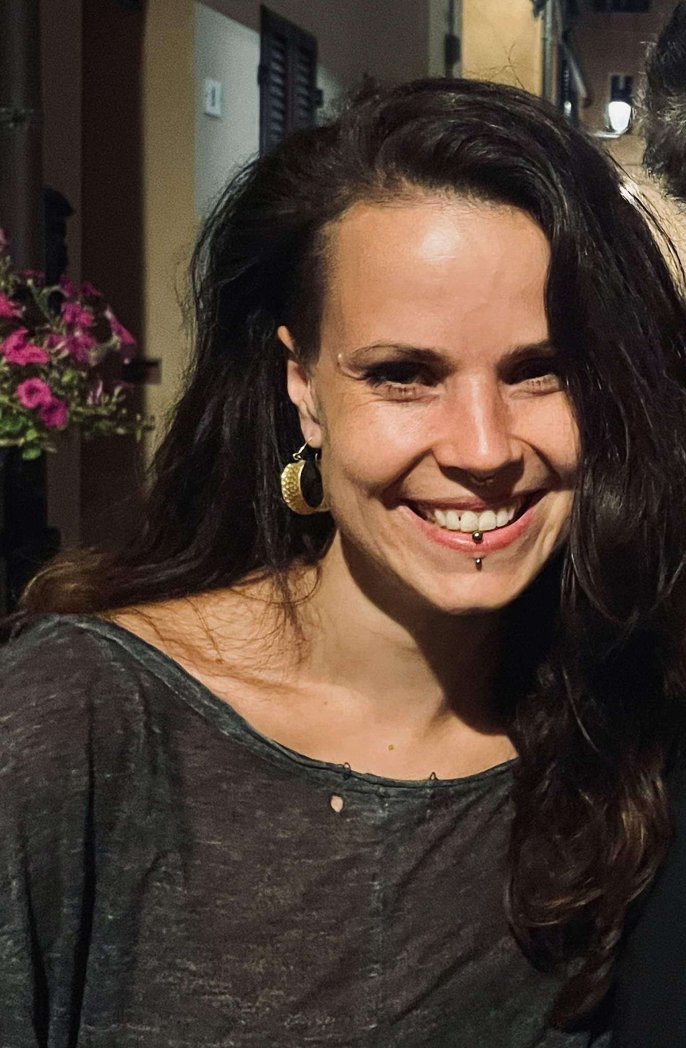 Portrait von Larissa Fuchs, Vorstandsmitglied und Projektleiterin bei Entwicklungsgestalter e.V.